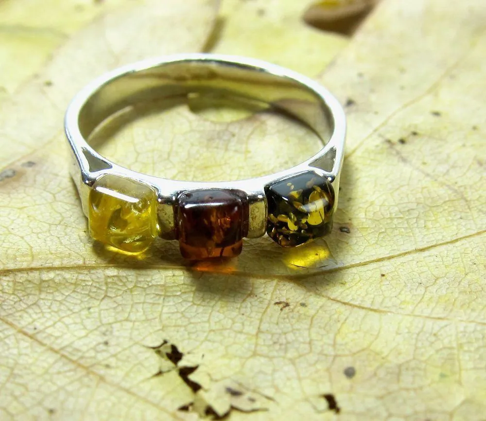 3 jewels small amber ring