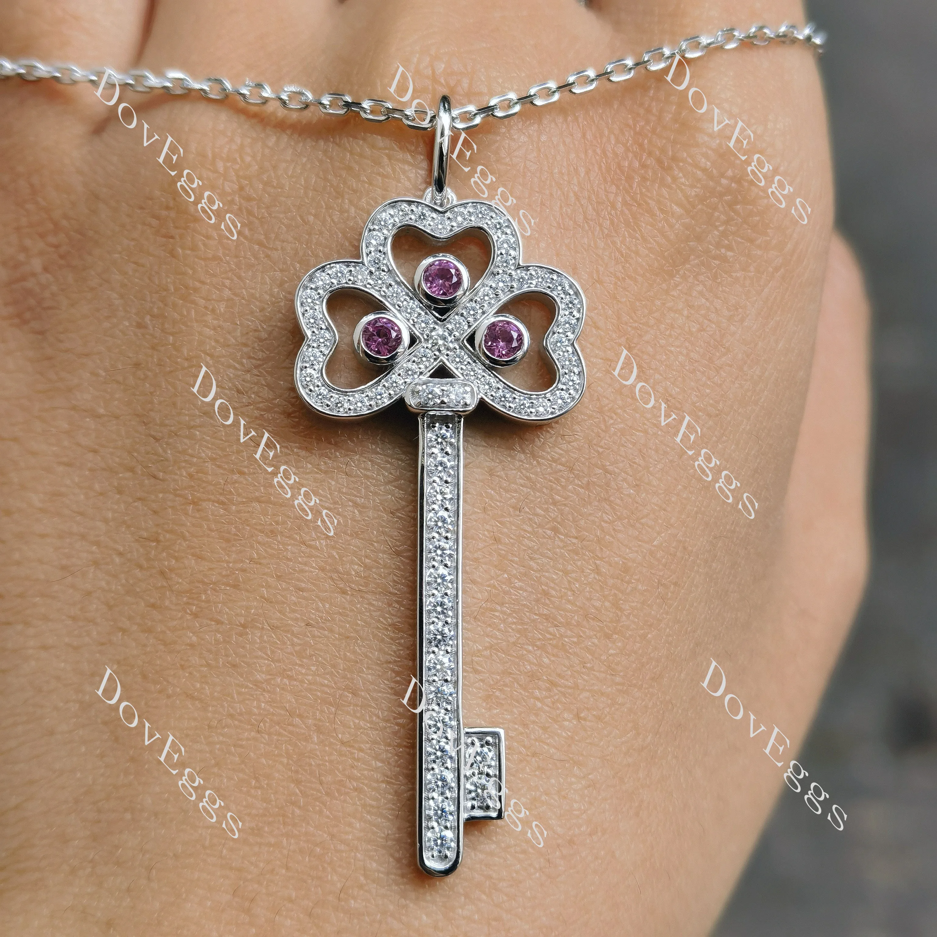 Doveggs round moissanite&color gem/lab grown diamond clover leaf key pendant necklace(pendant only)