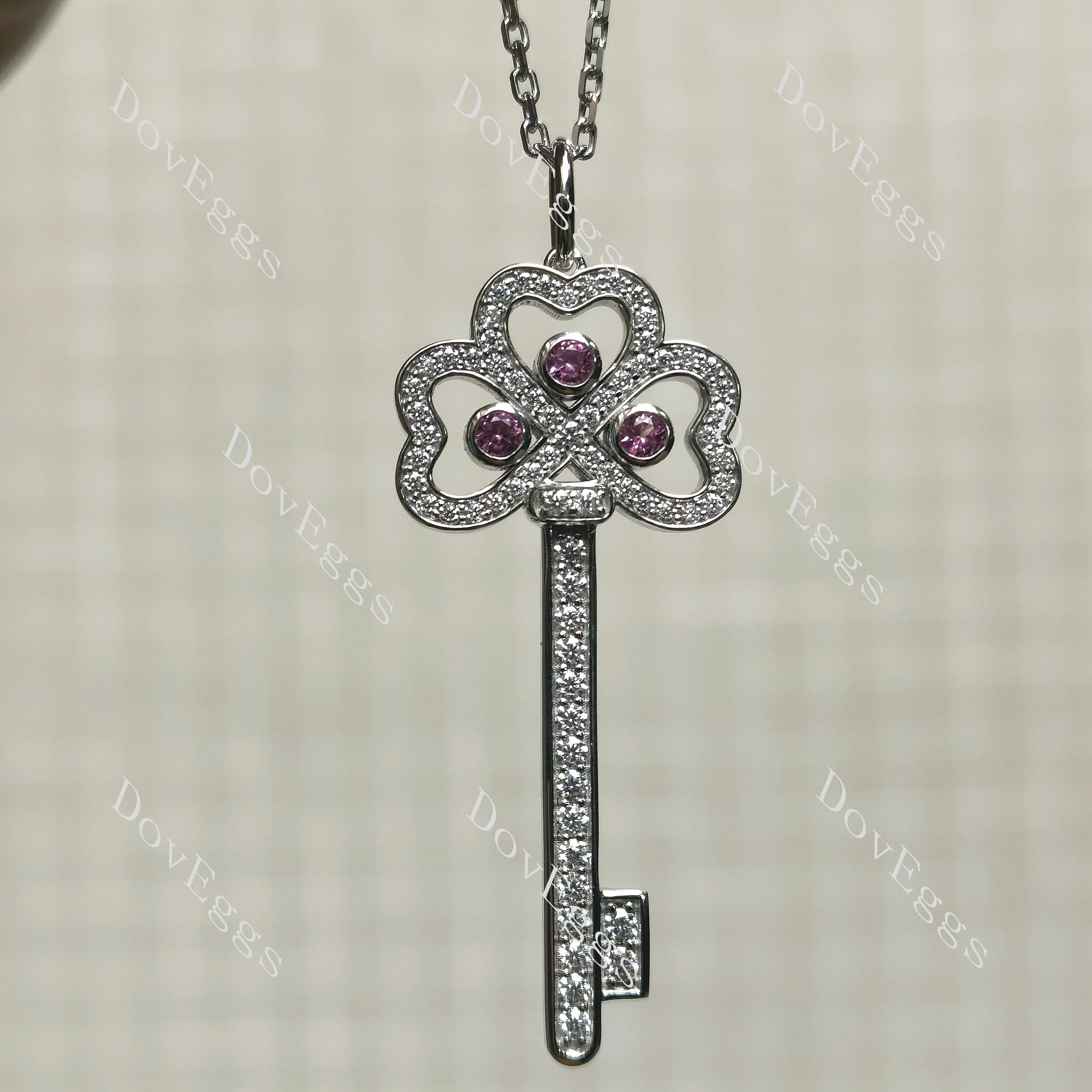 Doveggs round moissanite&color gem/lab grown diamond clover leaf key pendant necklace(pendant only)